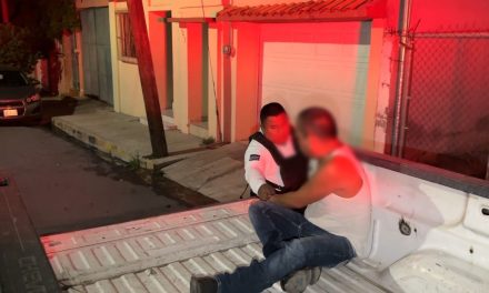 Saltillo: Conductor ebrio ocasiona el caos; choca y escapa para para terminar impactado en una casa