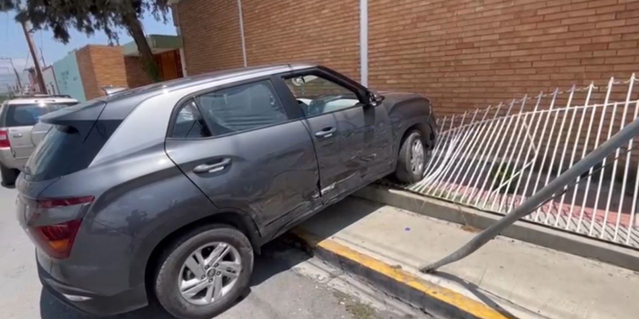 Se pasa el rojo y lo chocan en el centro de Saltillo