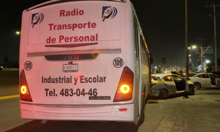 Transporte de personal choca y arrastra taxi en Saltillo