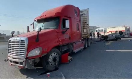 Dos personas resultan lesionadas tras choque y volcadura en el Libramiento Flores Tapia
