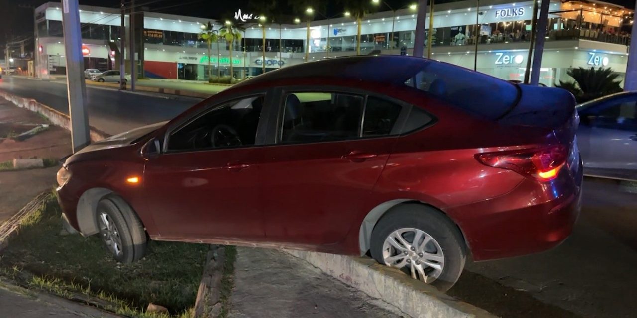 Acelerado conductor choca su auto contra luminaria al norte de Saltillo