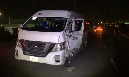 Trailer y transporte de personal colisionan  en la carretera a Monclova