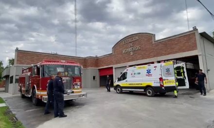 Mujer da a luz a su bebé en estación de bomberos en Saltillo