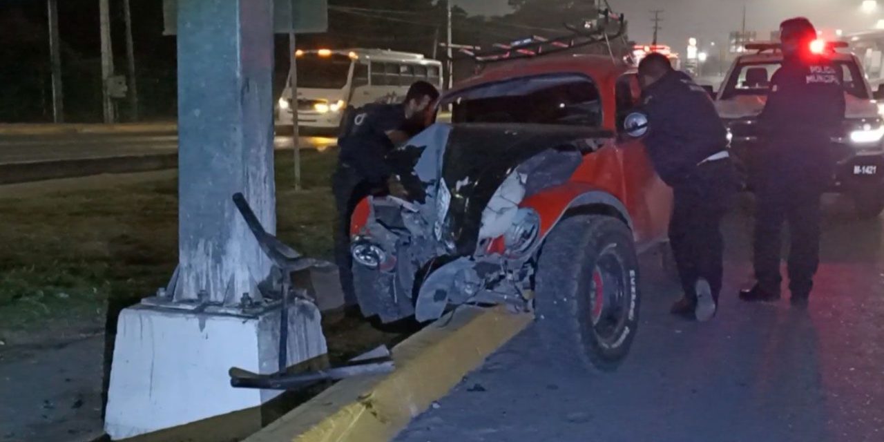 Saltillo: Derrapa y choca con señalamiento en el bulevar Fundadores