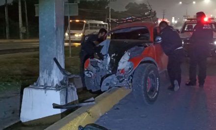 Saltillo: Derrapa y choca con señalamiento en el bulevar Fundadores