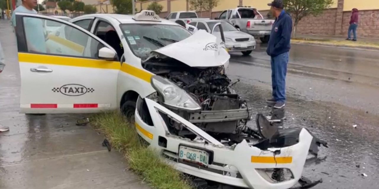 Derrapa y choca a auto de alquiler en Saltillo