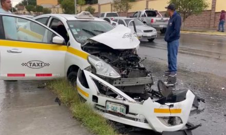 Derrapa y choca a auto de alquiler en Saltillo