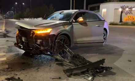 Hombre ignora el rojo y termina golpeando un auto al norte de Saltillo