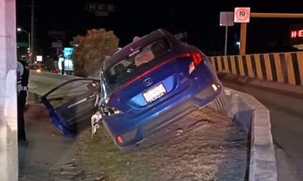 Saltillo: Se duerme y casi entra a estacionamiento