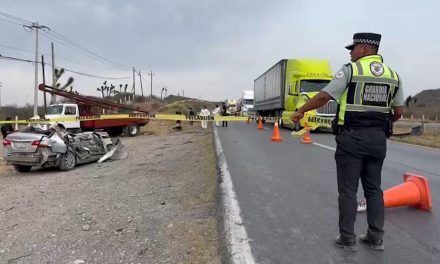 Duranguense muere en fuerte accidente en carretera a Torreón; quedó prensado dentro de su auto