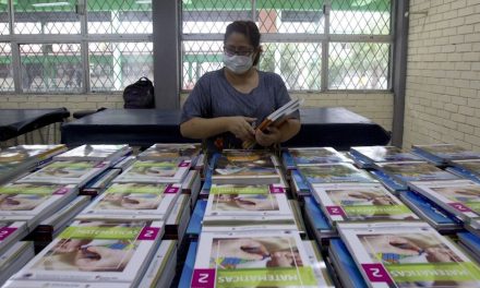 Exigen se detenga publicacion de libros de texto
