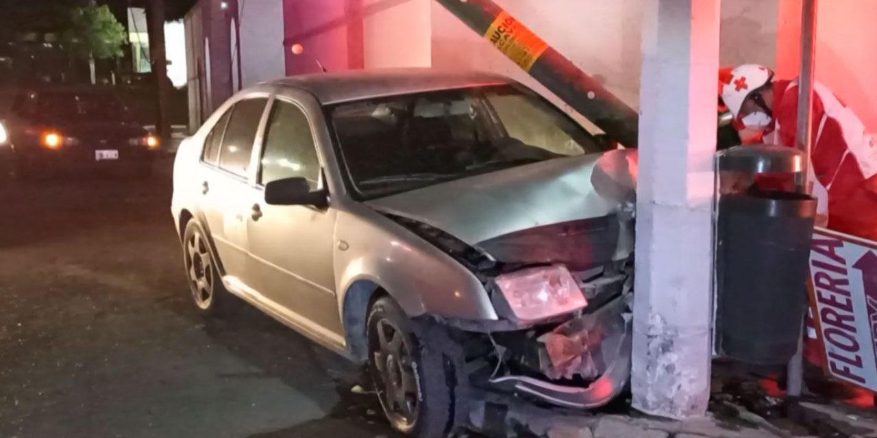 Saltillo: Fiesteros abandonan su coche sobre el bulevar Jesús Valdes Sánchez