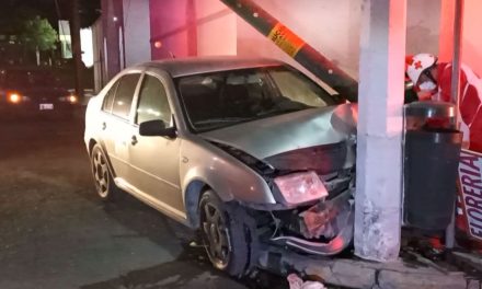 Saltillo: Fiesteros abandonan su coche sobre el bulevar Jesús Valdes Sánchez