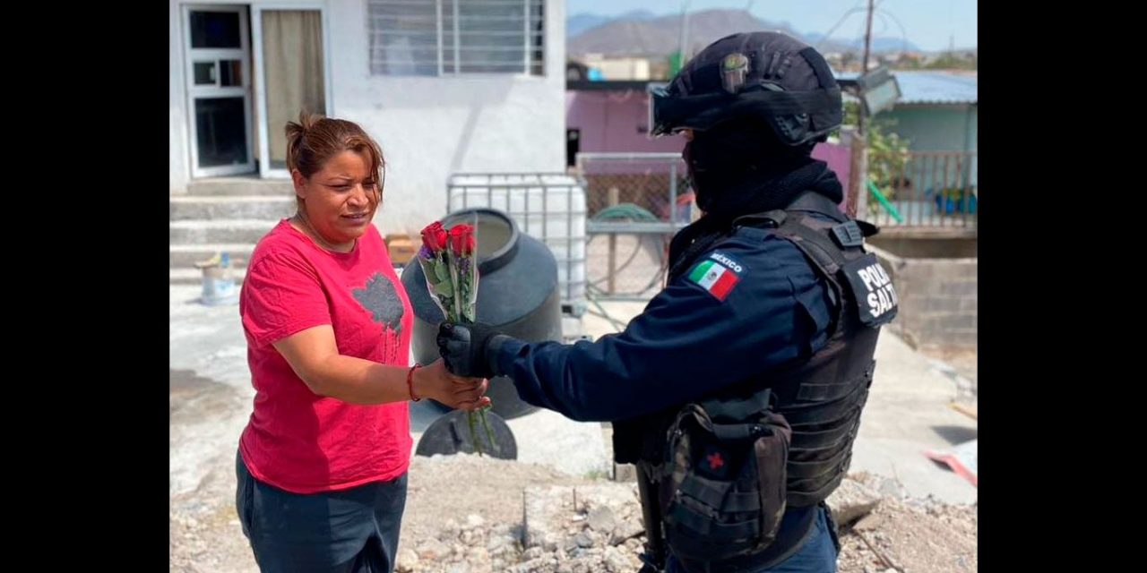 Elementos de la policía municipal entregan rosas a mamás saltillenses
