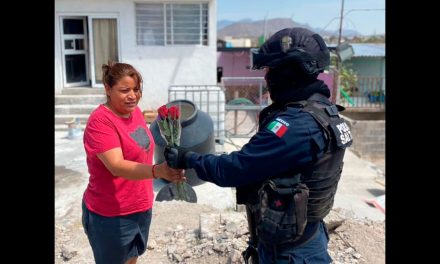 Elementos de la policía municipal entregan rosas a mamás saltillenses