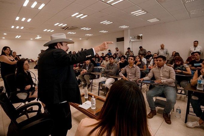 Armando Guadiana dialoga con estudiantes de la UAdeC