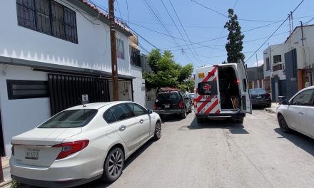 Hombre cae de un techo y termina en el hospital tras resbalar de más de 2 metros de altura