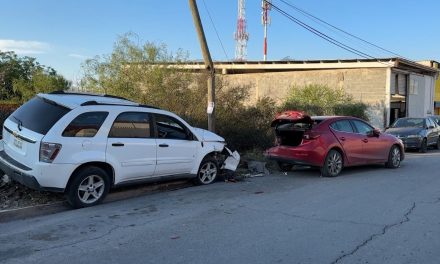 Huyen tras chocar contra carro estacionado en Saltillo