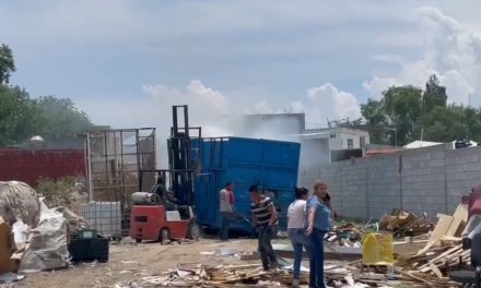 Se registra incendio de contenedor en empresa recicladora de Saltillo