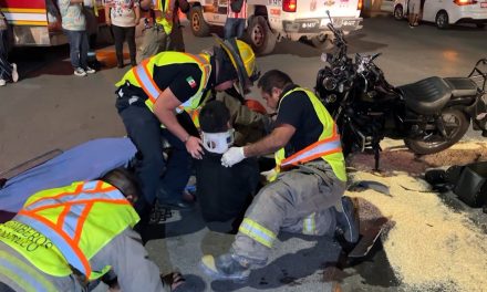 Conductora manda al hospital a pareja que iba en moto en Saltillo