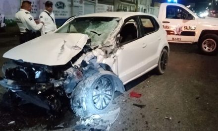 Por manejar bajo los influjos del alcohol hombre se impacta contra camioneta detenida en Saltillo