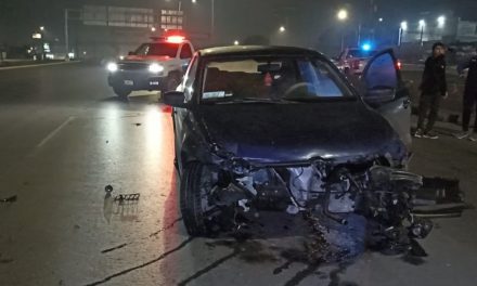 Joven destroza su auto al chocar a toda velocidad contra el muro en Fundadores