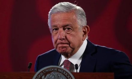 Congreso de Perú declara persona non grata a AMLO