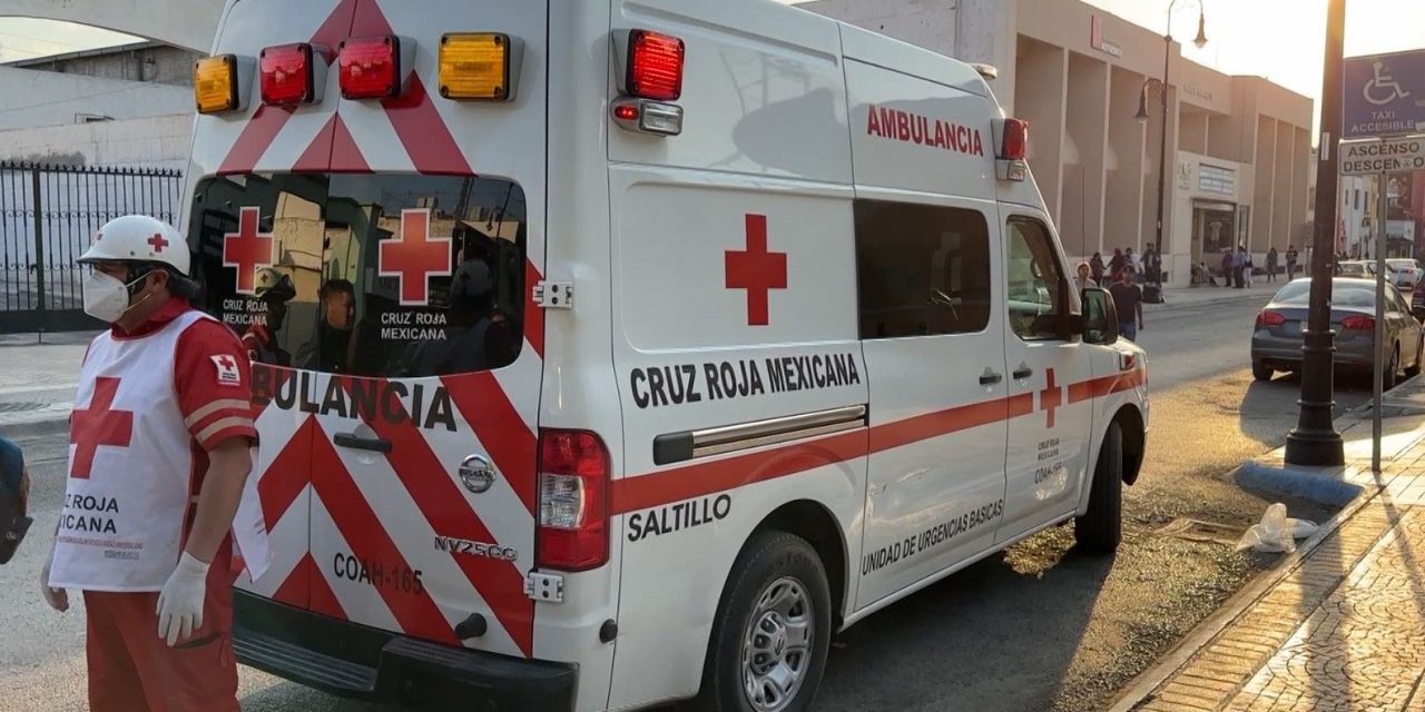 Peatón en estado de ebriedad se atraviesa a vehículo en el centro de Saltillo