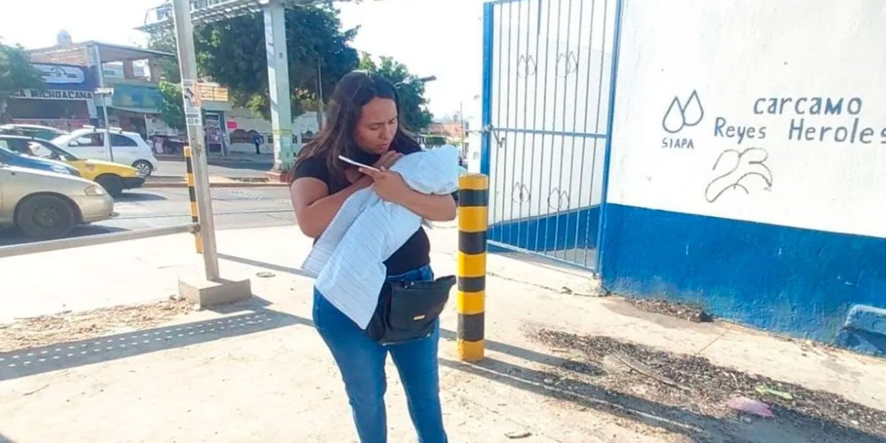 Policía salva de ahogarse a bebé en calles de Guadalajara