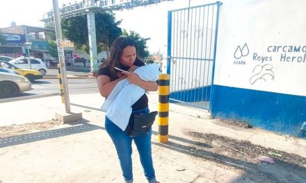 Policía salva de ahogarse a bebé en calles de Guadalajara