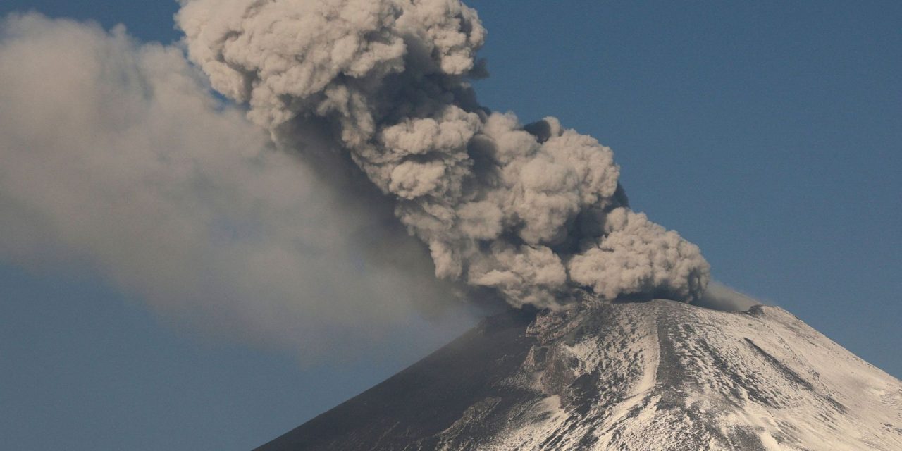Puebla en alerta por la intensa actividad del volcán Popocatépetl; Aeropuerto está cerrado