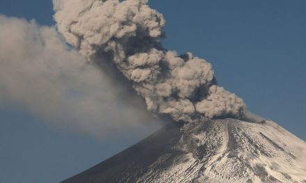 Puebla en alerta por la intensa actividad del volcán Popocatépetl; Aeropuerto está cerrado
