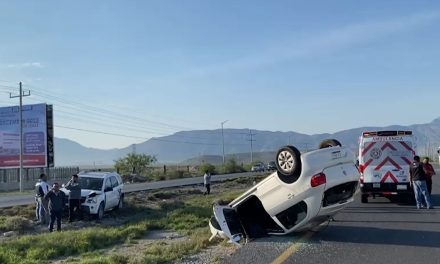 Por no atropellar a perrito choca y vuelca su alto en la Saltillo-Monterrey
