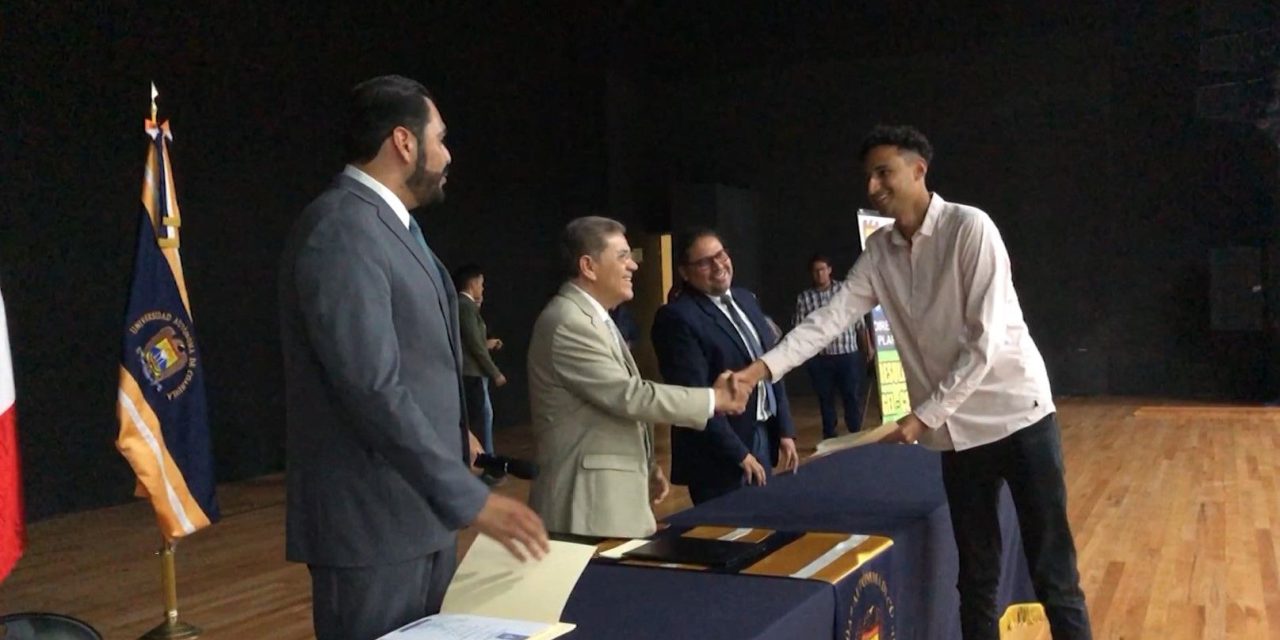 Preside el Rector entrega de reconocimiento a alumnos de la UAdeC