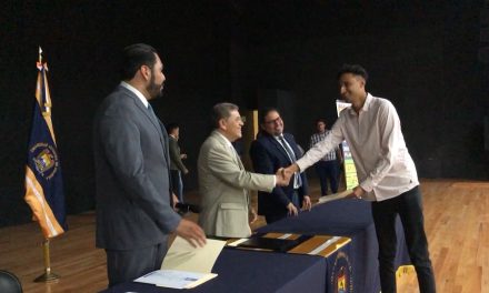 Preside el Rector entrega de reconocimiento a alumnos de la UAdeC