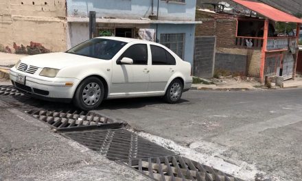 Rejilla de drenaje provoca ponchaduras en la colonia Valle Verde de Saltillo