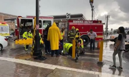 Autoridades colaboran en rescate de hombre atrapado en alcantarilla en Saltillo