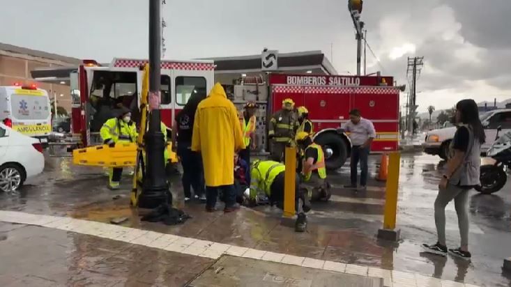 Autoridades colaboran en rescate de hombre atrapado en alcantarilla en Saltillo