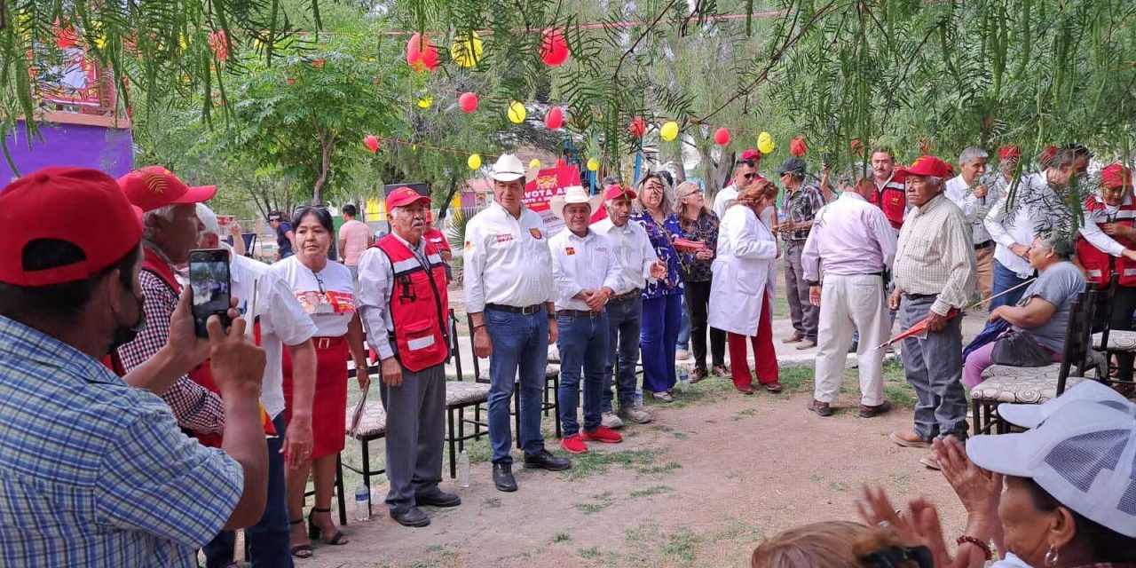Mejía se compromete a repartir el agua a campesinos