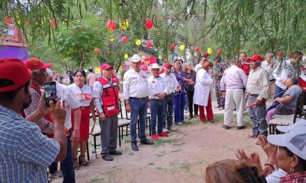 Mejía se compromete a repartir el agua a campesinos