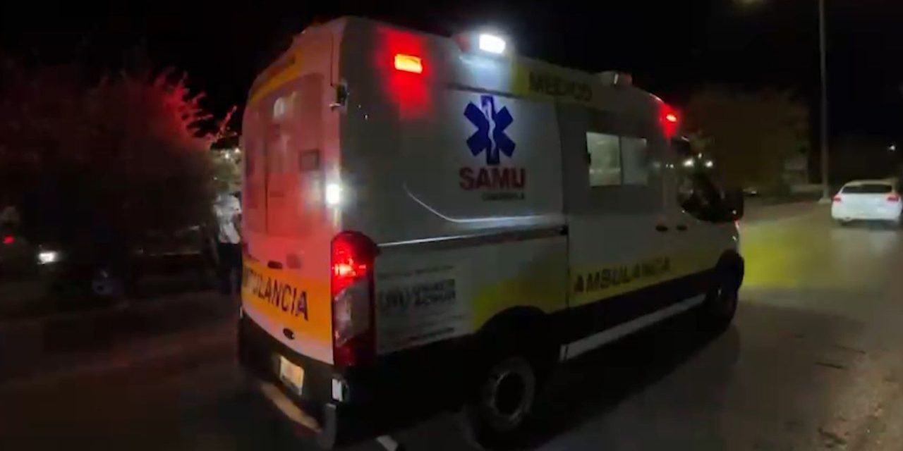 Motociclista se rompe ambas piernas en accidente en Saltillo