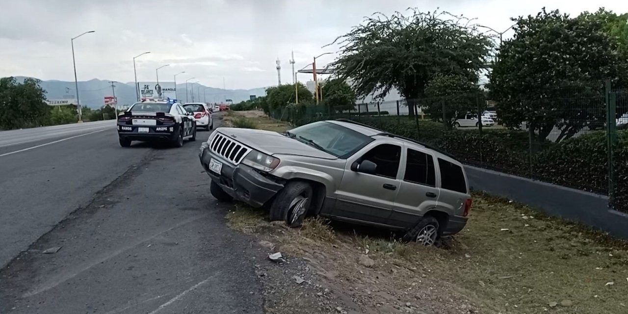 Conductor se salió de la vialidad mientras transitaba a exceso de velocidad