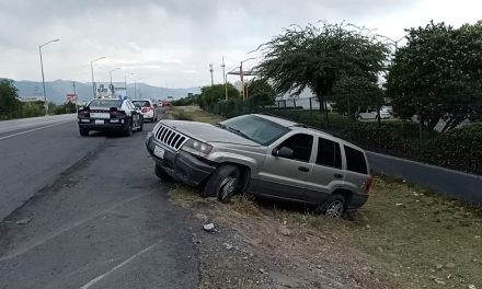 Conductor se salió de la vialidad mientras transitaba a exceso de velocidad