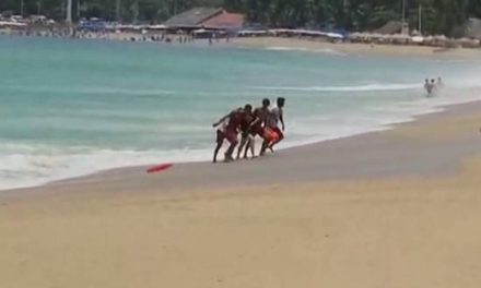 Rescatan  adolescente de Saltillo en playa de Acapulco que fue arrastrado por oleaje