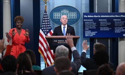 Secretario de Seguridad de Estados Unidos afirma que el cruce de migrantes bajó un 50%