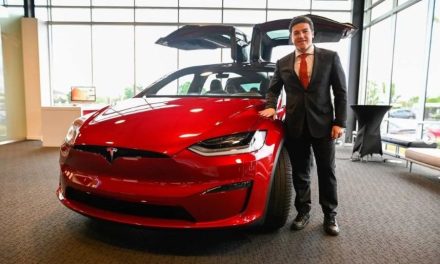 Samuel García rifaría un auto Tesla para las madres el próximo año