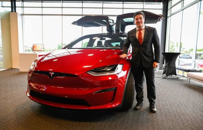 Samuel García rifaría un auto Tesla para las madres el próximo año