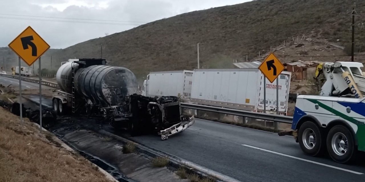Trailer se prende en llamas en la carretera Torreón-Saltillo