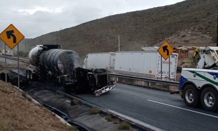Trailer se prende en llamas en la carretera Torreón-Saltillo