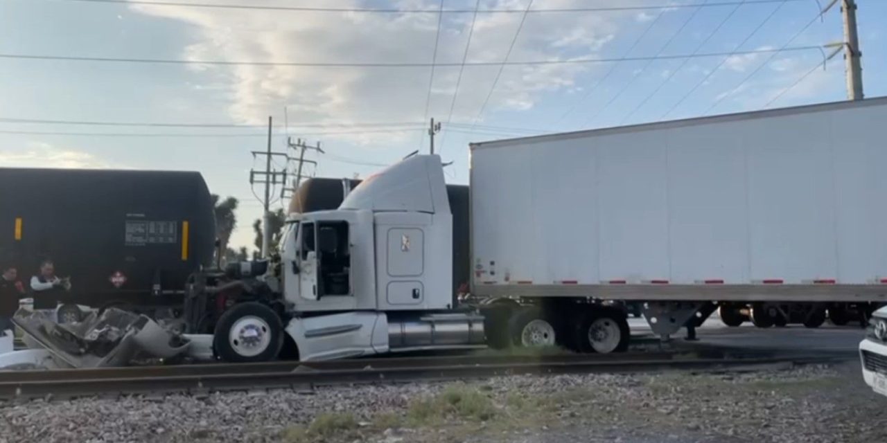 Transporte de carga se lo lleva el tren en Ramos Arizpe